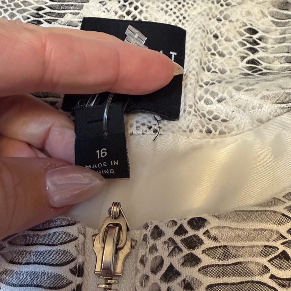 #114 Insight New York Cream Coat with Snake-Print Trim. Excellent Condition. - Picture 9 of 16